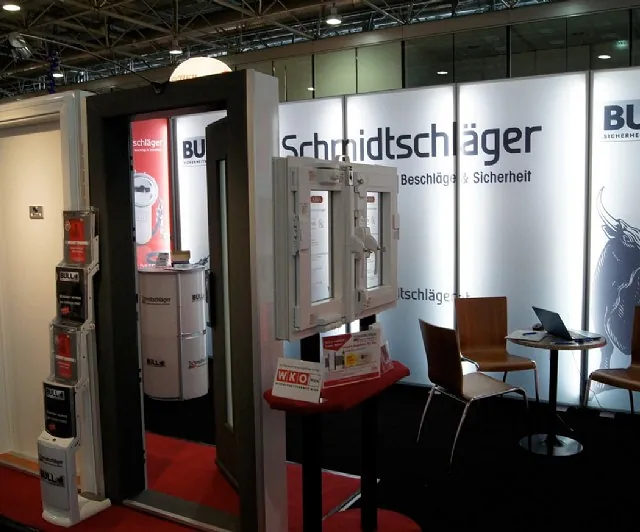 Leuchtdisplays, Leuchtrahmen, leuchtende Messewände mit Textil