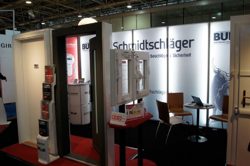 Leuchtdisplays, Leuchtrahmen, leuchtende Messewände mit Textil