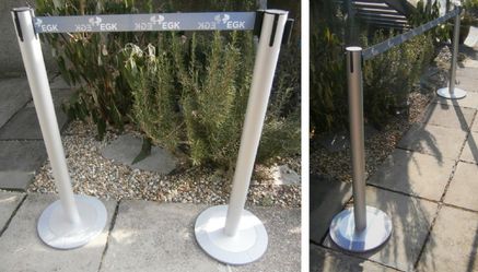 Personenleitsystem Gurtpfosten mit bedrucktem Gurtband