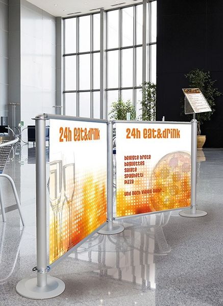 Absperrung & Personenleitsysteme mit Werbebanner