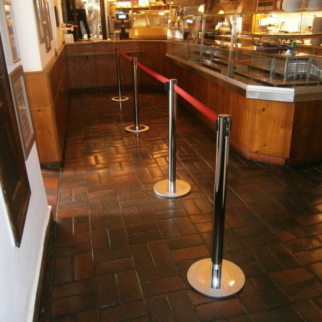 Personen leiten mit Gurtpfosten bei Heurigen in Wien vor Buffet