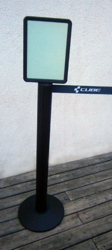 Personenleitsystem Gurtpfosten mit Aufsatzschild